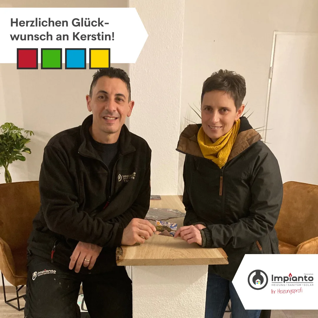 Zwei Personen bei der Übergabe eines Geschenks im Büro, dazu der Glückwunsch an Kerstin
